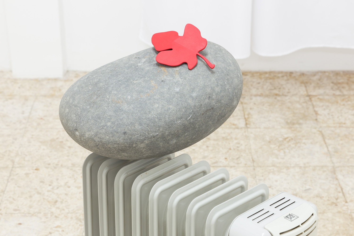 Detail: Radiator (2016)
Oil-filled radiator Taurus, Dalda 2000. Intimate massager Eve. Stone. 30 x 40
x 80 cm.
Photo: Bruno Lopes.